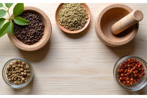Vista dall'alto di erbe aromatiche e integratori naturali disposti ordinatamente, simbolo di terapie naturali.