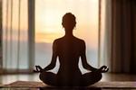 Donna che medita in un ambiente sereno, promuovendo il benessere mentale.